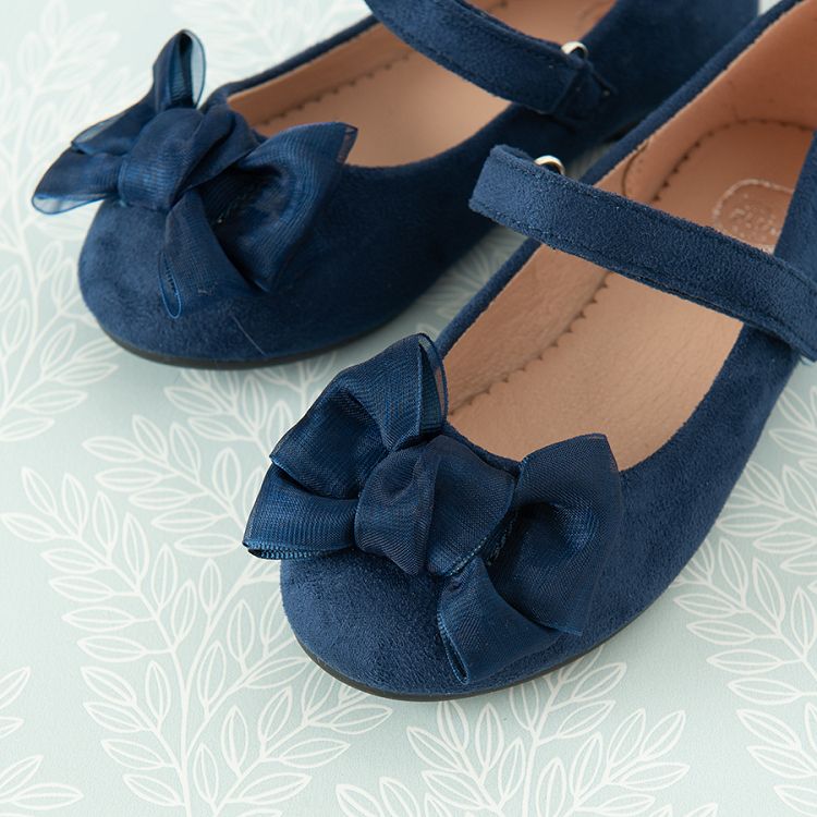 Blue ballerinas with bows