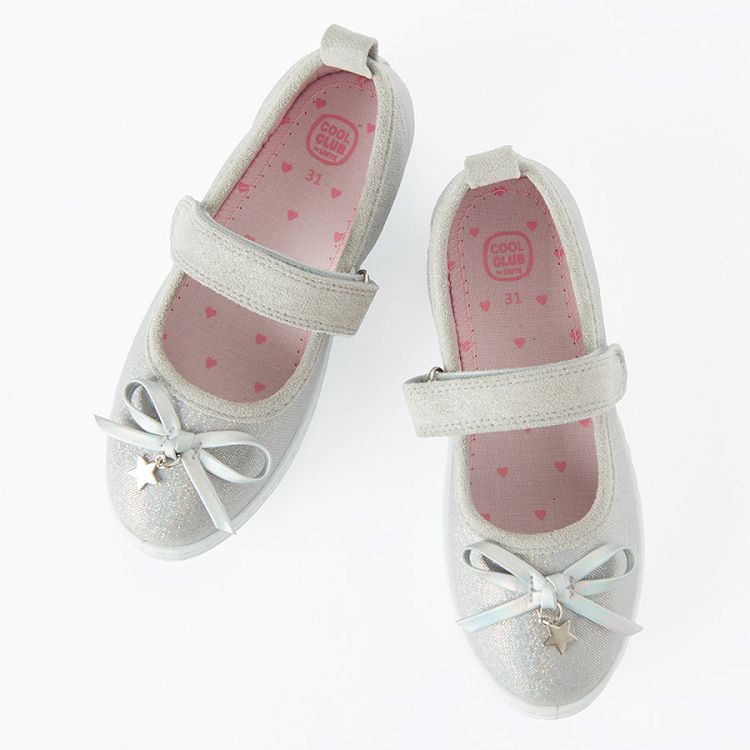 Light grey ballerinas with small bow and heart accessory