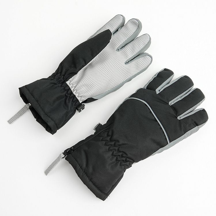 Black ski gloves