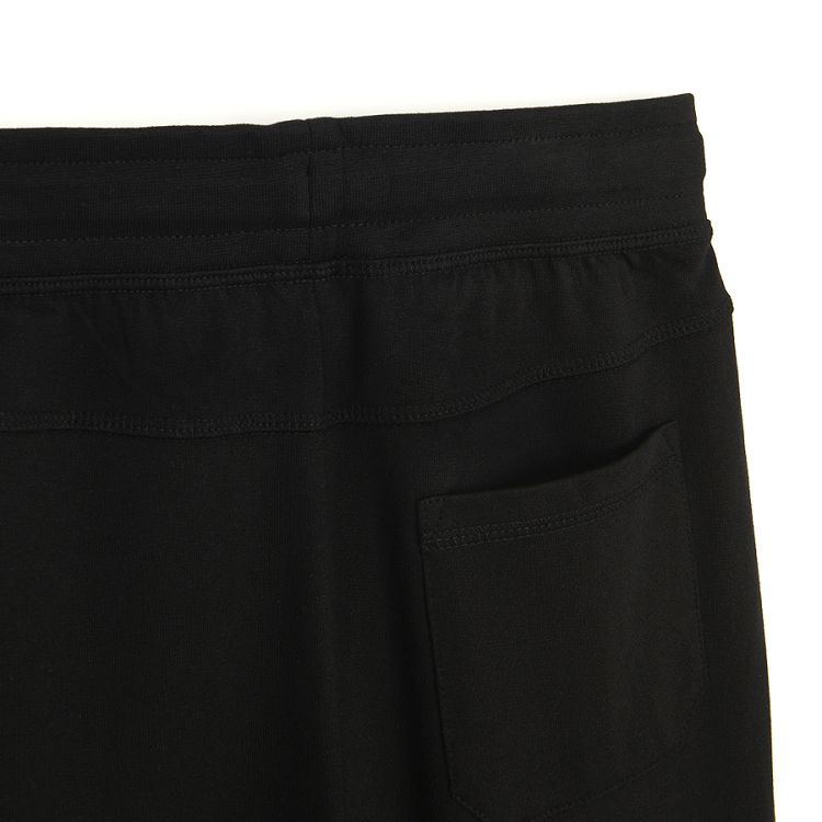 מכנסי טרנינג שחורים עם חוט