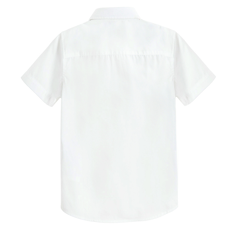 חולצה לבנה מכופתרת עם שרוולים קצרים