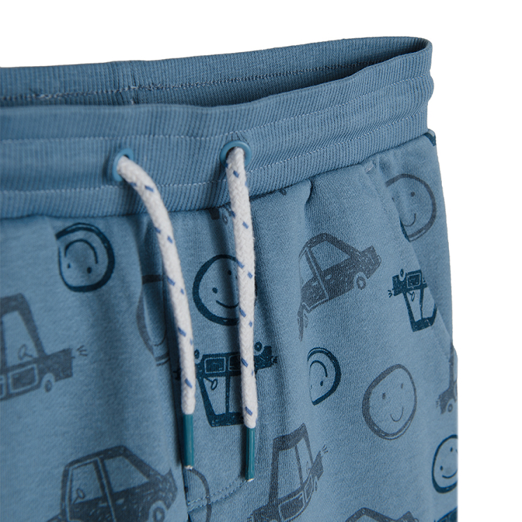 מכנסי טרנינג כחולים עם הדפס מכוניות ופרצופים חייכנים