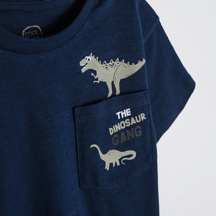 חולצה כחולה עם שרוול קצר עם כיס חזה והדפס דינוזאורים