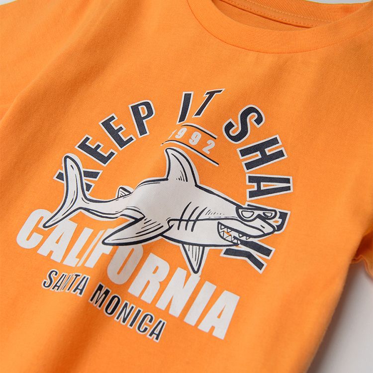 חולצה שרוול קצר עם הדפס של כריש 'keep it shark'