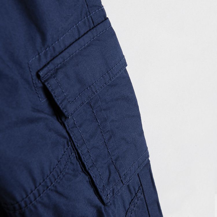 מכנסיים כחולים עם חוט וכיסים