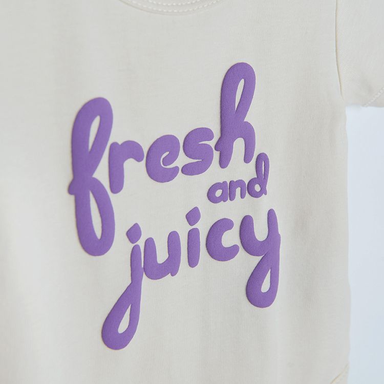 בגד גוף בז' שרוול קצר 'Fresh and Juicy' ומכנסיים קצרים עם הדפס פירות אקזוטיים