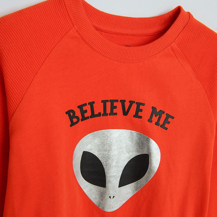 סווטשירט אדום עם הדפס 'BELIEVE ME I AM FROM MARS'