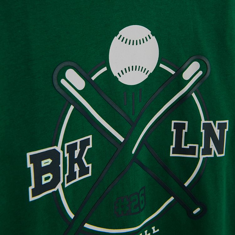 חולצה ירוקה שרוול ארוך עם כיתוב 'BROOKLYN BASEBALL'