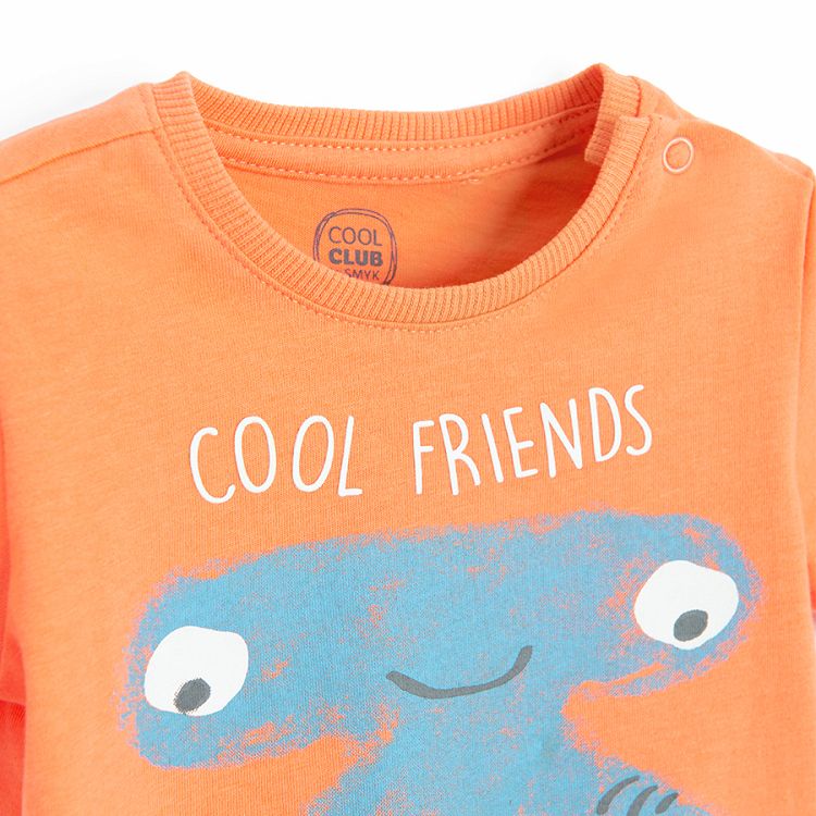 חולצה כתומה עם הדפס 'Cool Friends'