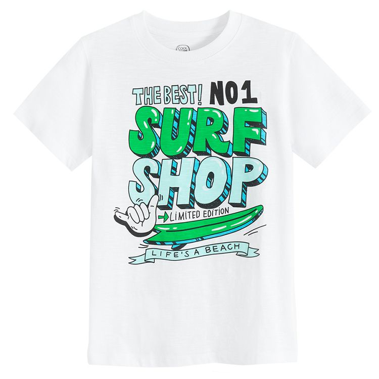 חולצת טריקו לבנה עם הדפס 'THE BEST #1 SURF SHOP'