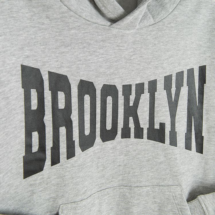 סווטשירט קפוצ'ון אפור עם הדפס BROOKLYN