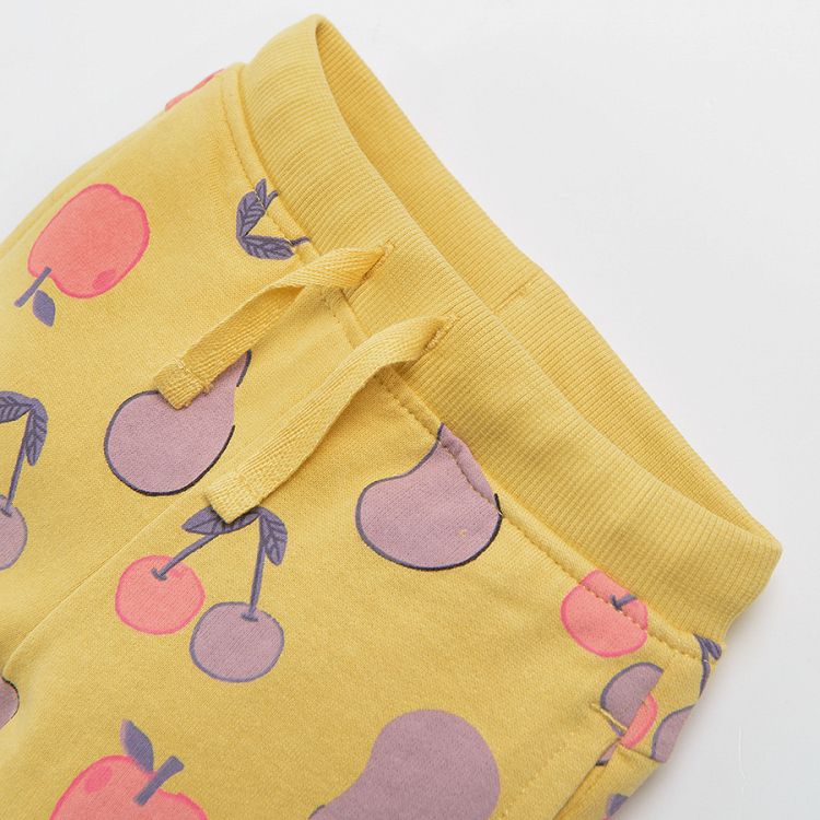 מכנסי טרנינג צהובים עם הדפס פירות