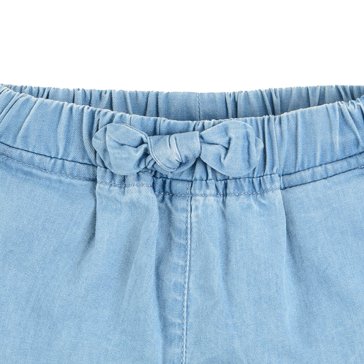 Light blue shorts with elastic waist and bow