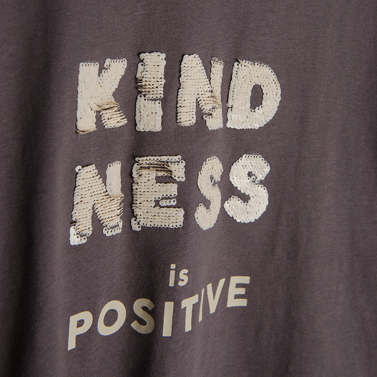 חולצה שרוול קצר עם הדפס 'KINDNESS IS POSITIVE' ופאייטים