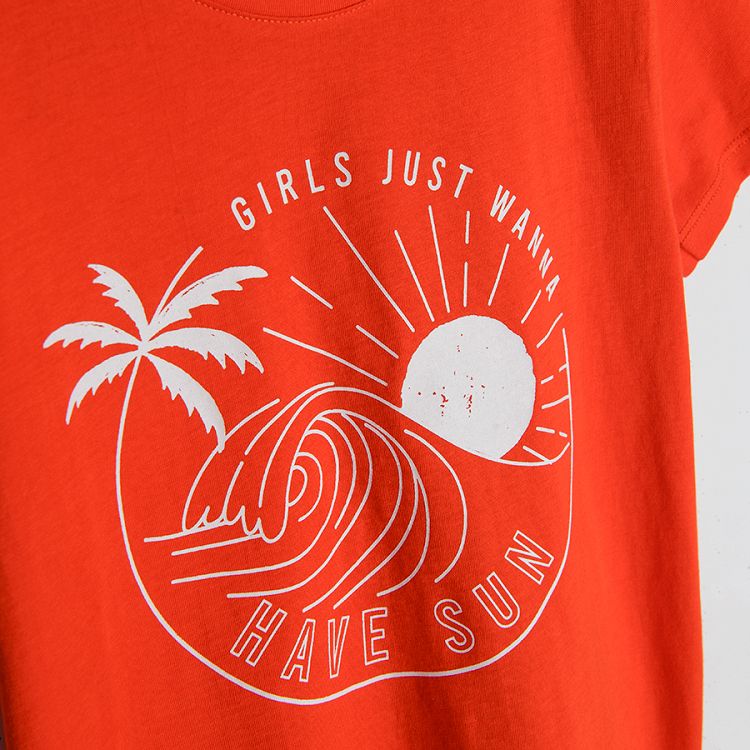 חולצה אדומה עם שרוול קצר עם הדפס 'GIRLS JUST WANNA HAVE SUN'