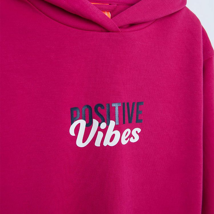 סווטשירט ורוד כהה עם כיתוב 'POSITIVE Vibes'