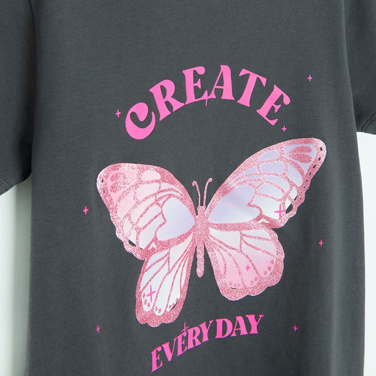 חולצה שרוול קצר שחורה עם הדפס של פרפר וכיתוב 'CREATE EVERYDAY'