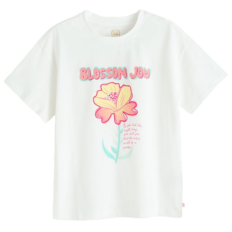 חולצת טריקו לבנה עם הדפס פרח וכיתוב 'Blossom Joy'