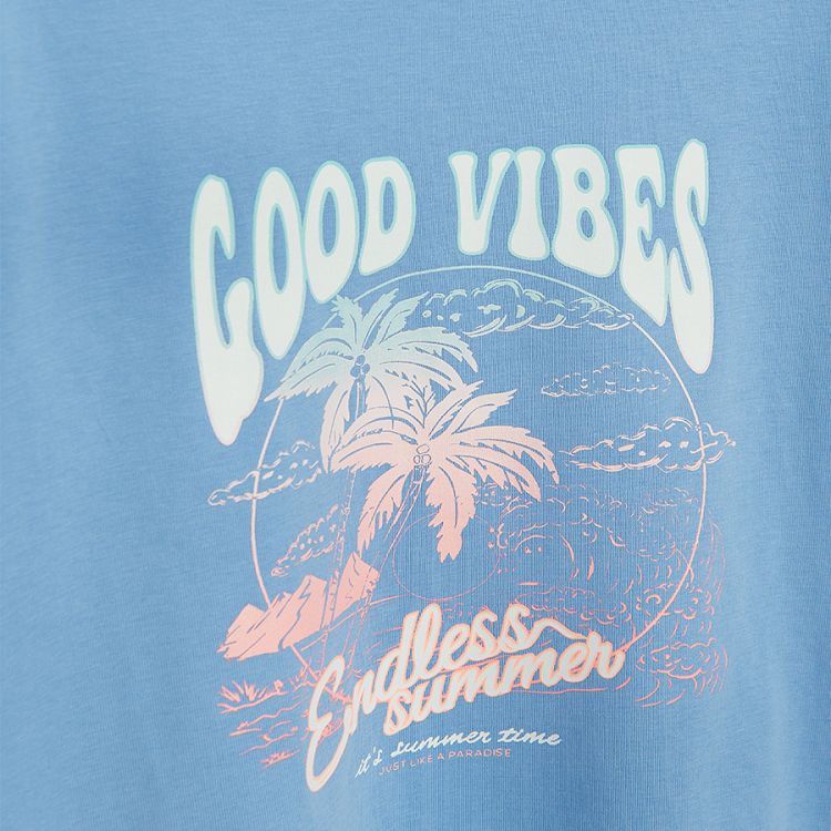 חולצת טריקו כחולה עם הדפס 'Good Vibes'