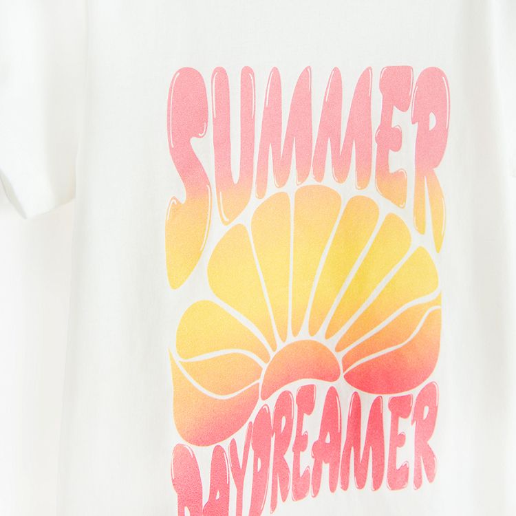 חולצת טריקו לבנה עם הדפס 'Summer Daydreamer'