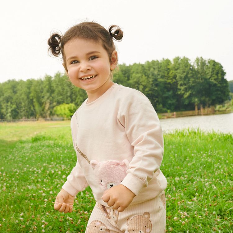 White sweatshirt with cross belt bag and bean print