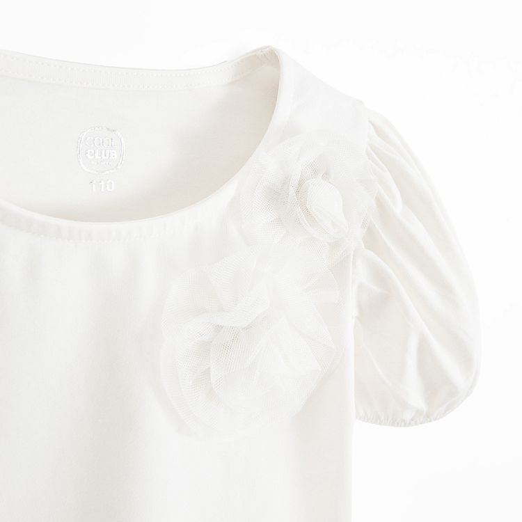 White short sleeve T-shirt with big flower applique