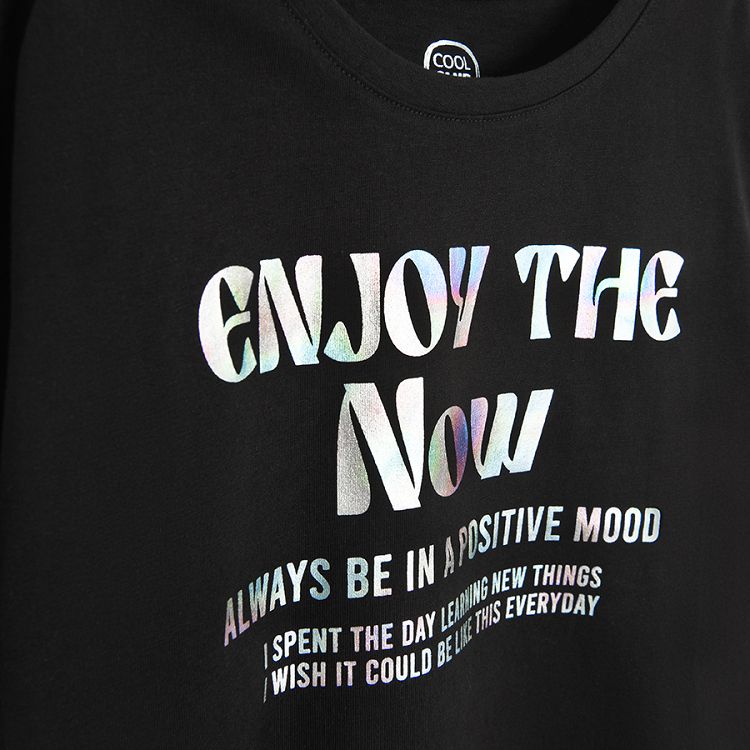 חולצה שחורה עם שרוולים ארוכים והדפס 'Enjoy the Now'