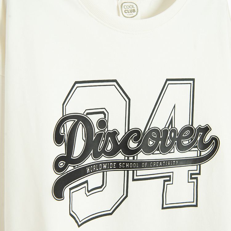 White sweatshirt with DISCOVER 34 print