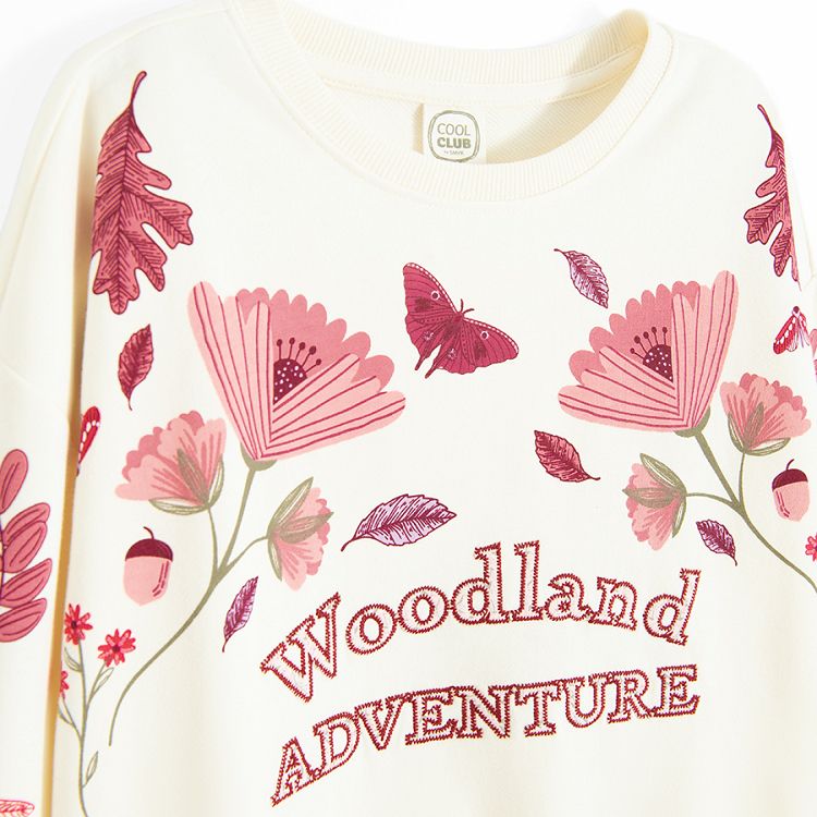 סווטשירט לבן עם הדפס פרחים אדומים וכיתוב 'Woodland Adventure'