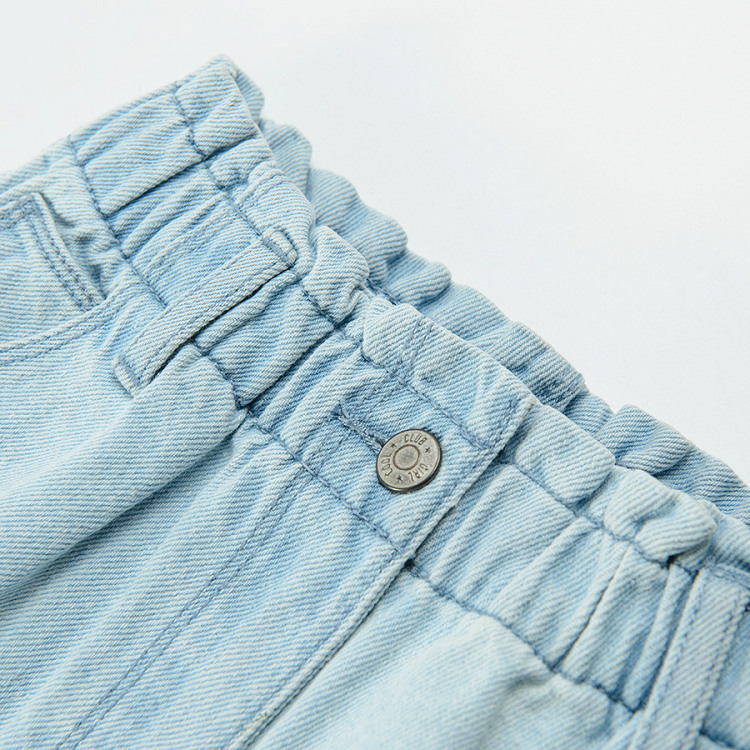מכנסי ג'ינס קצרים עם מותן אלסטי וכפתור