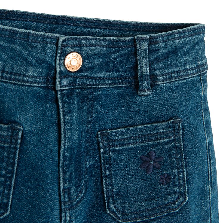 Blue denim trousers with square pockets in the front