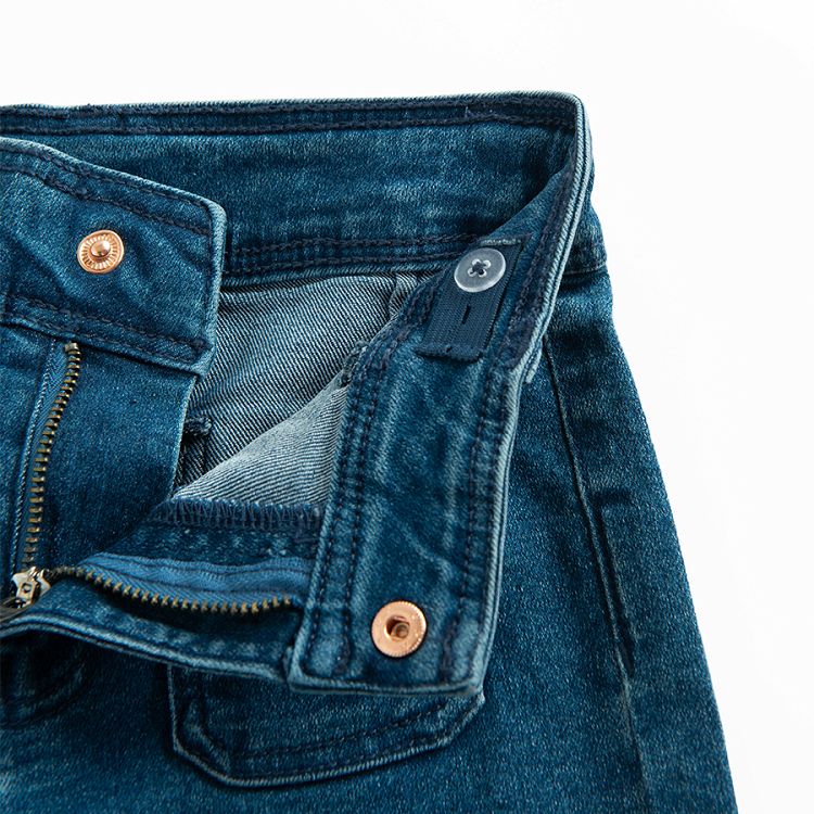 Blue denim trousers with square pockets in the front