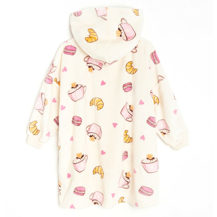 Ecru poncho with cupcakes