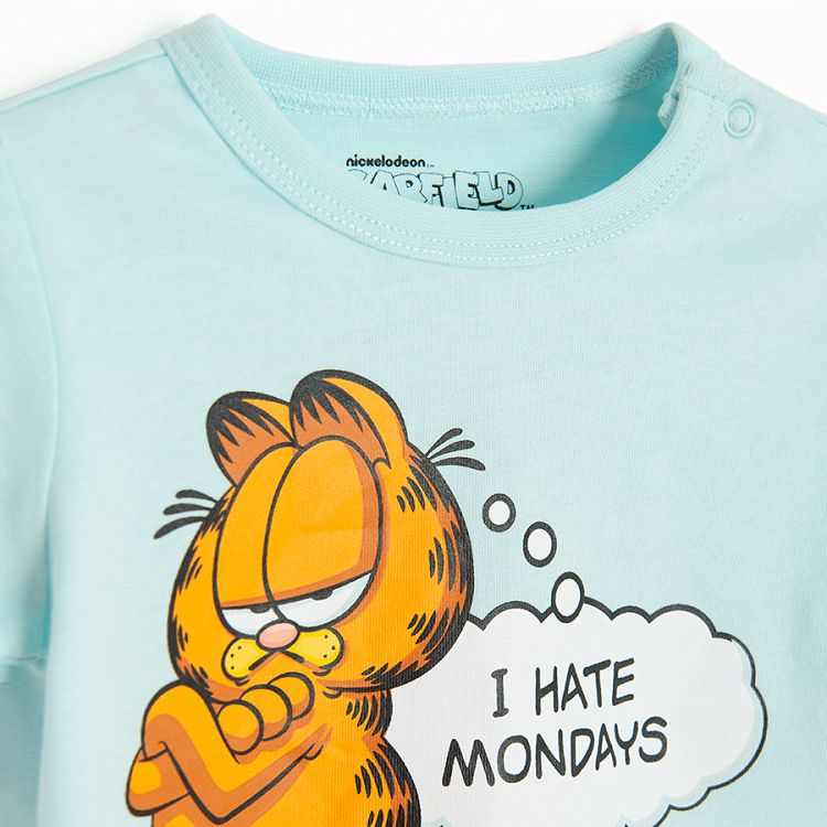 חולצת טריקו תכלת עם הדפס של גארפילד וכיתוב 'I HATE MONDAYS'