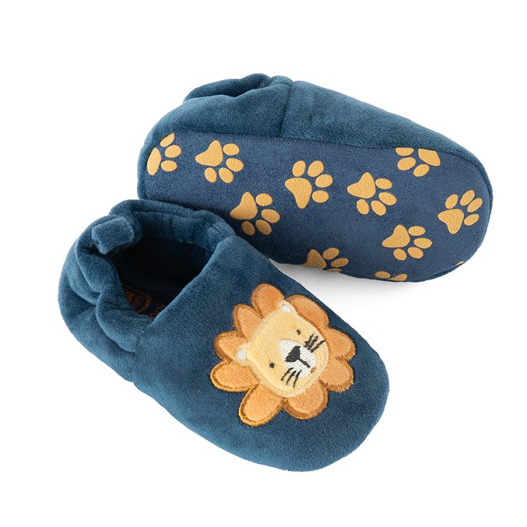 Slippers with lion pattern