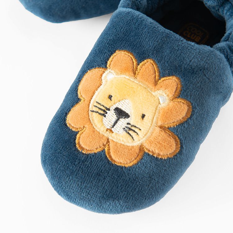 Slippers with lion pattern