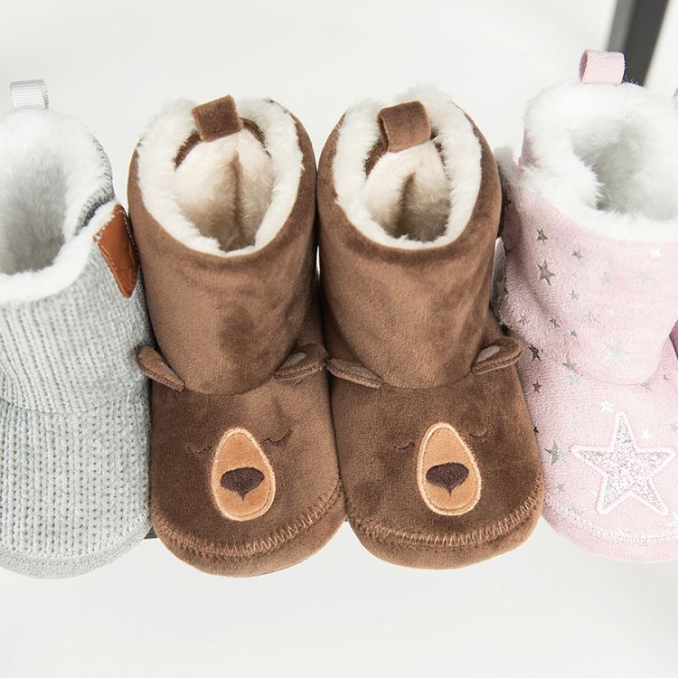 Brown newborn slippers with bear pattern