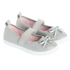 Light grey ballerinas with small bow and heart accessory