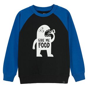 סווטשירט שחור עם שרוולים כחולים והדפס 'GIVE ME FOOD'