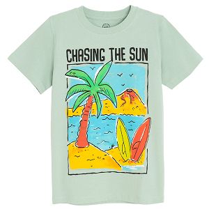 חולצת טריקו ירוקה עם הדפס 'Chasing the Sun'