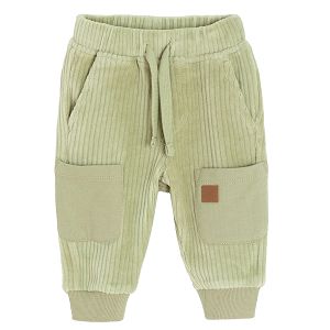 Green jogging pants with side external pockets