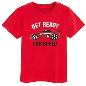 חולצת טריקו אדומה עם מכונית ספורט והדפס GET READY FOR SPEED