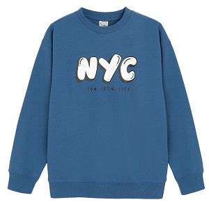 סווטשירט כחול עם הדפס 'NYC'