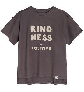 חולצה שרוול קצר עם הדפס 'KINDNESS IS POSITIVE' ופאייטים