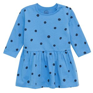 שמלה עם נקודות כחולות