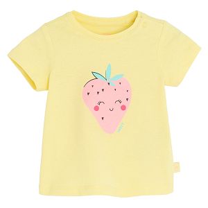 חולצת טריקו צהובה עם הדפס תות