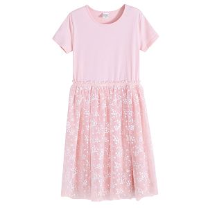 שמלה קצרה חגיגית בצבע ורוד בהיר עם חצאית טול ופרחים קטנים