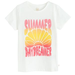 חולצת טריקו לבנה עם הדפס 'Summer Daydreamer'
