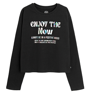 חולצה שחורה עם שרוולים ארוכים והדפס 'Enjoy the Now'