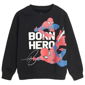 סווטשירט שחור של ספיידרמן עם כיתוב 'BORN HERO'